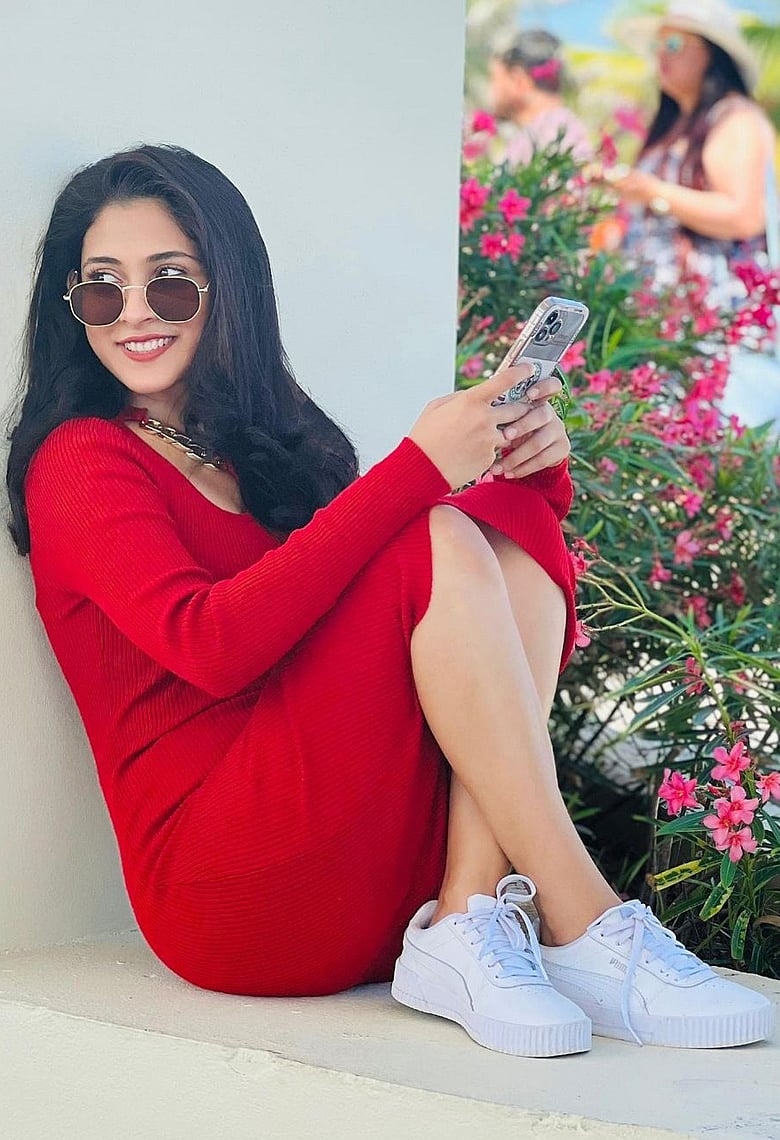 শাড়ি থেকে শর্টস: সব পোশাকের সঙ্গেই সাদা জুতা স্টাইলিং করবেন যেভাবে