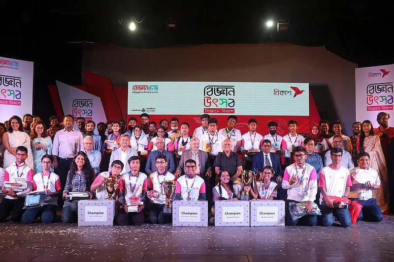 পুরস্কার বিতরণী শেষে বিজয়ীদের সঙ্গে অতিথিরা