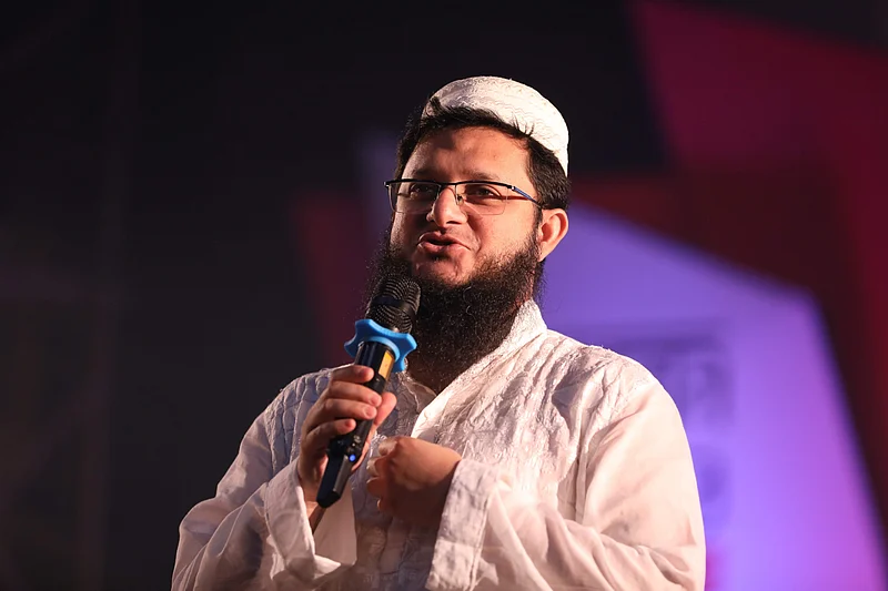 অনুপ্রেরণাদায়ক বক্তব্য রাখছেন অন্যরকম গ্রুপের চেয়ারম্যান মাহমুদুল হাসান সোহাগ