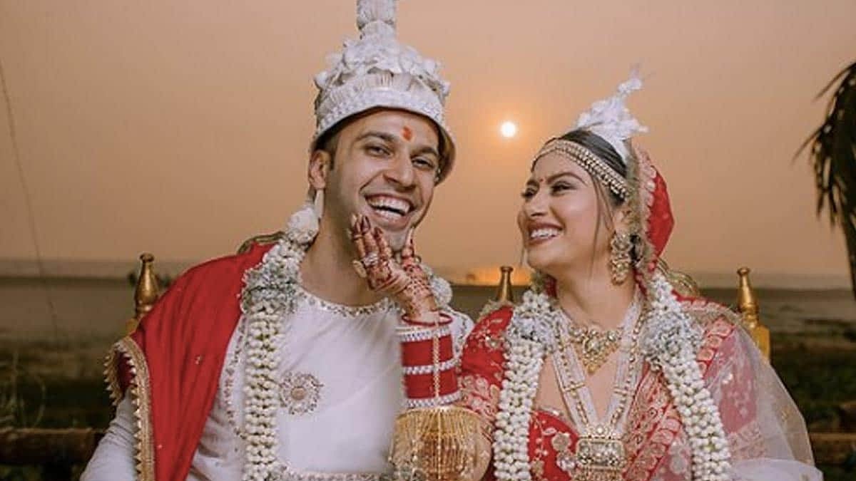 ভারতীয় জনপ্রিয় টিভি ধারাবাহিক ‘নাগিন’। এই ধারাবাহিকের তৃতীয় সিজনে অভিনয় করে জনপ্রিয়তা পেয়েছিলেন বাঙালি অভিনেত্রী কৃষ্ণা মুখার্জি। গত সোমবার এই অভিনেত্রী বিয়ে করেছেন তাঁর দীর্ঘদিনের প্রেমিককে। বিয়ে এবং তাঁদের গল্প দেখে নেওয়া যাক ছবিতে ছবিতে। 