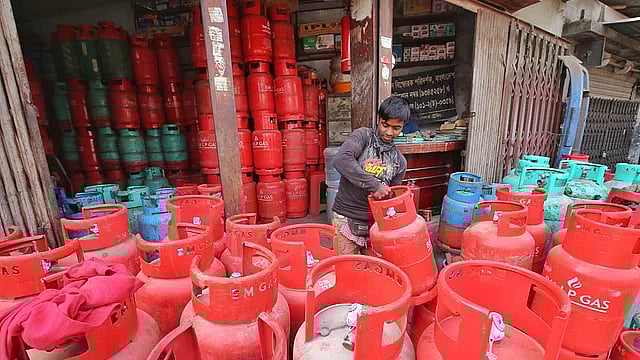 ১২০০ টাকার এলপিজি ১৮০০ টাকায়ও মিলছে না, নজর দেবে কে