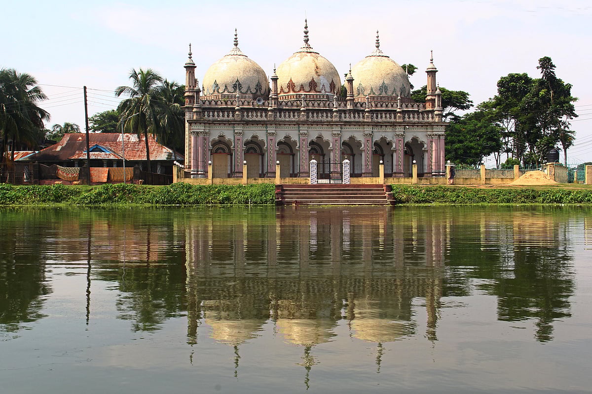 দূর থেকে দেখতে যেমন ভাটিপাড়া জমিদারবাড়ি জামে মসজিদ