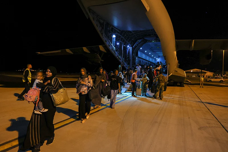 সুদান থেকে সরিয়ে আনা ব্রিটিশ নাগরিকেরা সাইপ্রাসের আরএএফ আকরোতিরিতে আরএএফ বিমান থেকে বেরিয়ে আসছেন