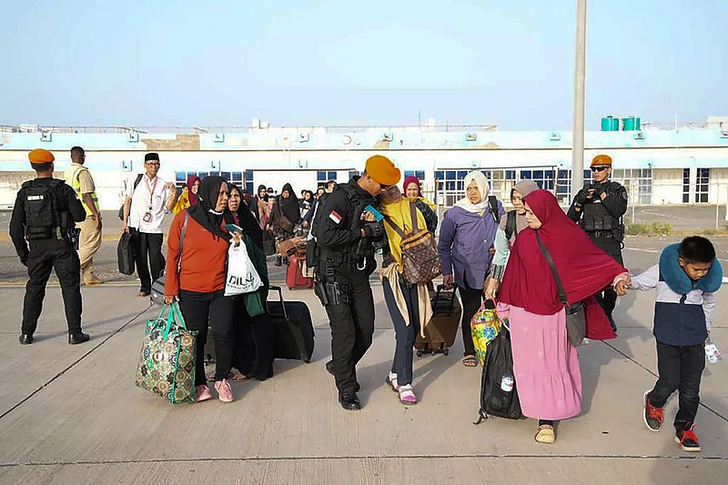 ইন্দোনেশীয় নাগরিকদের উড়োজাহাজে করে সরিয়ে নেওয়ার কাজ করছেন সৈন্যরা