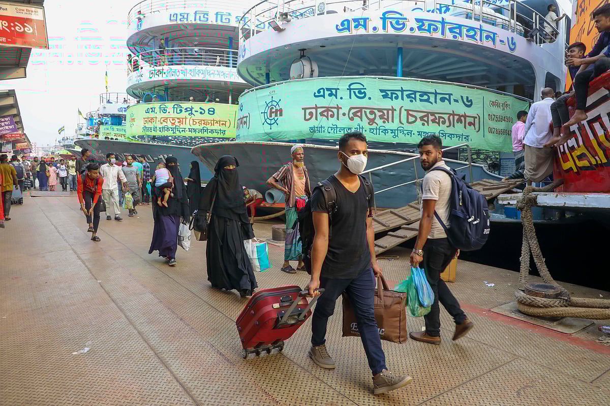 সন্ধ্যার লঞ্চ ধরতে দুপুরের পর থেকেই টার্মিনালে আসতে শুরু করেন দক্ষিণাঞ্চলের যাত্রীরা।