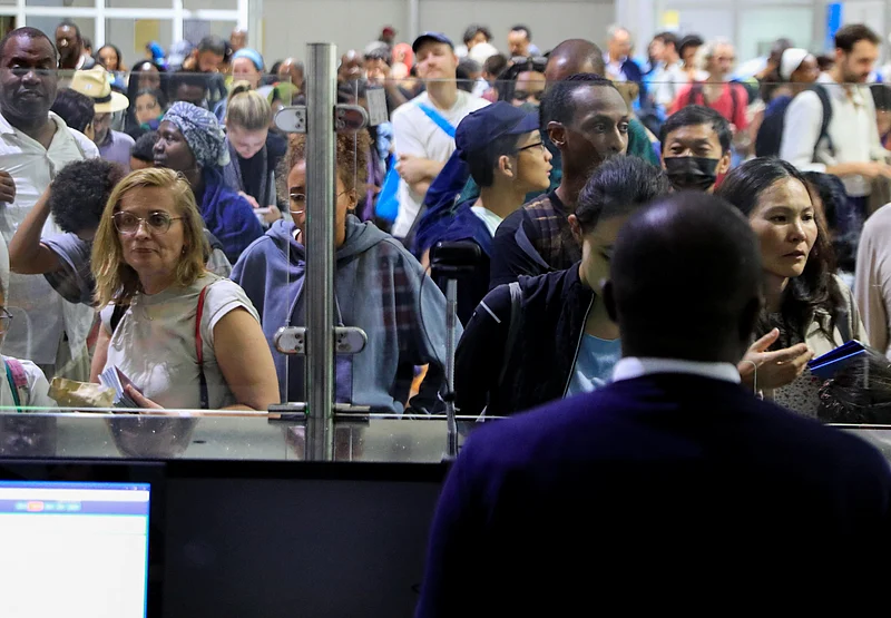 যুদ্ধবিধ্বস্ত সুদান থেকে কেনিয়ার নাইরোবিতে জোমো কেনিয়াত্তা আন্তর্জাতিক বিমানবন্দরে পৌঁছানোর পর ইমিগ্রেশন ডেস্কে মানুষের ভিড়