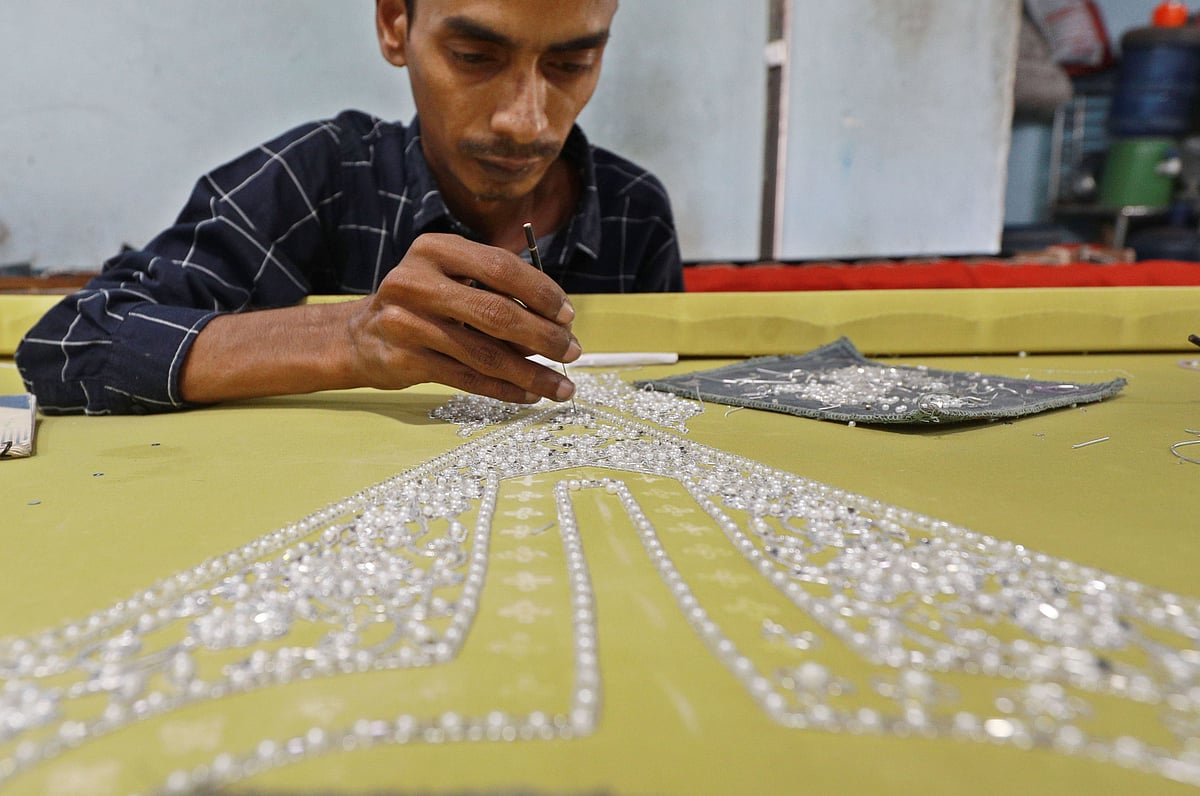 নিপুণ হাতে চলছে কারচুপির কাজ। 