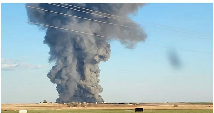 যুক্তরাষ্ট্রের টেক্সাস রাজ্যের ডিমিট শহরের কাছে সাউথ ফর্ক ডেইরি নামের খামারে ধোঁয়া উঠছে