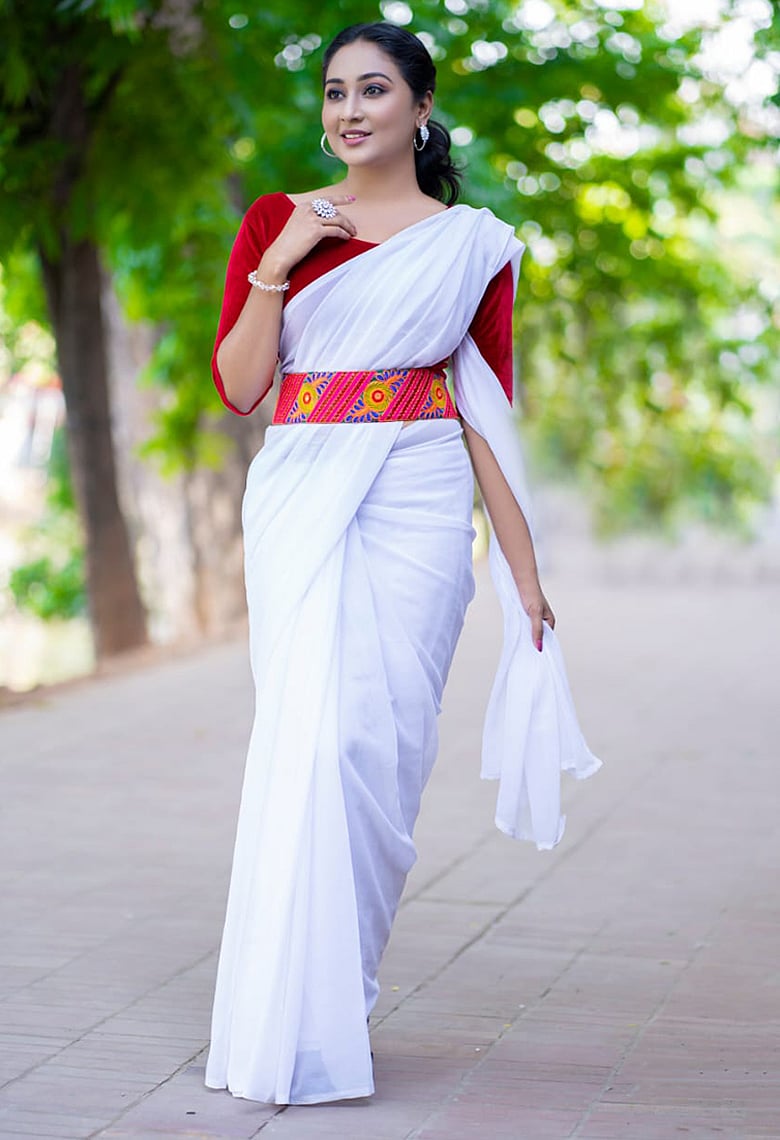 উৎসবে সরলার বেল্ট-বটম