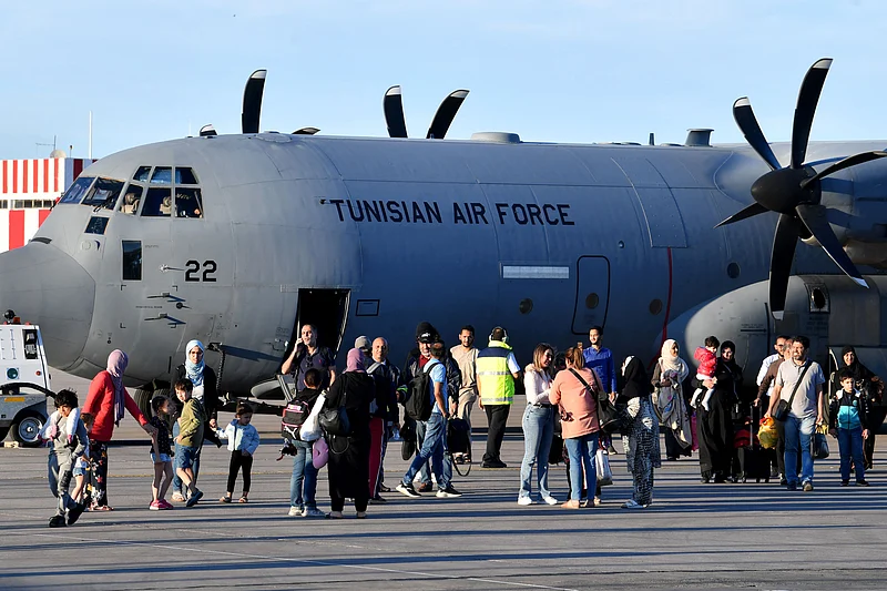 সুদান থেকে সরিয়ে নেওয়া তিউনিসিয়ার নাগরিকেরা তিউনিস-কার্থেজ আন্তর্জাতিক বিমানবন্দরে পৌঁছানোর পর একটি সামরিক বিমান থেকে বেরিয়ে আসছেন