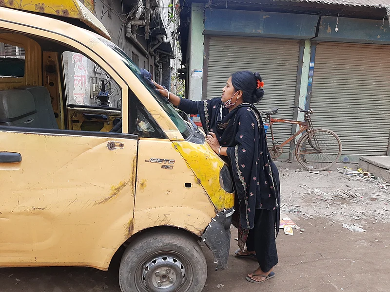 লেগুনাতে পরিষ্কার করছেন মুক্তি রানী