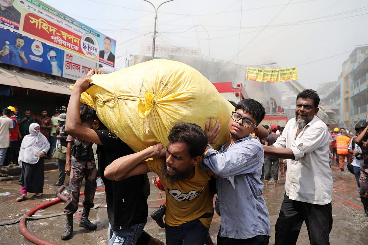 মালপত্র সরিয়ে আনা হচ্ছে।