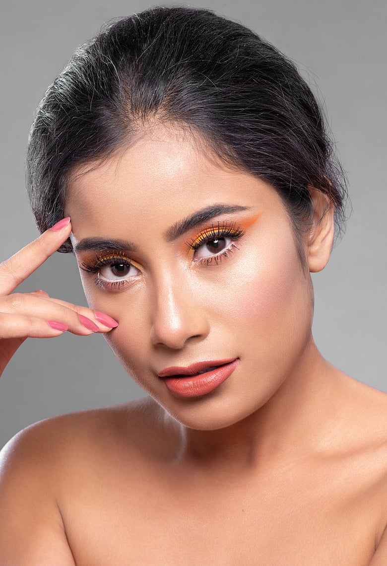 গ্রাফিক স্টাইলে আই লাইনার