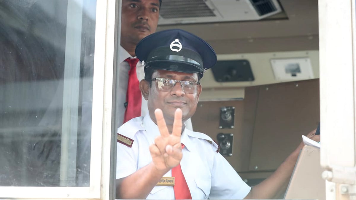রেলের চালক রবিউল ইসলাম।