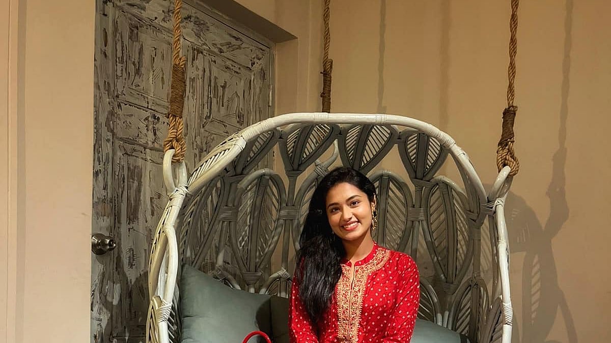 বাসার মধ্যেই কি ঈদ কাটছে তাসনিয়া ফারিণের? এই প্রশ্ন ভক্তদের। এই অভিনেত্রী ঈদের দ্বিতীয় দিন ছবিটি ভক্তদের সঙ্গে ভাগাভাগি করে লিখেছেন, ‘অন্যের জন্য নিজের আলোকে কখনো ঝাপসা করবেন না। ঈদ মোবারক।’ এটাই তাঁর ঈদের পর প্রথম শেয়ার করা ছবি। ছবি: ফেসবুক থেকে সংগৃহীত