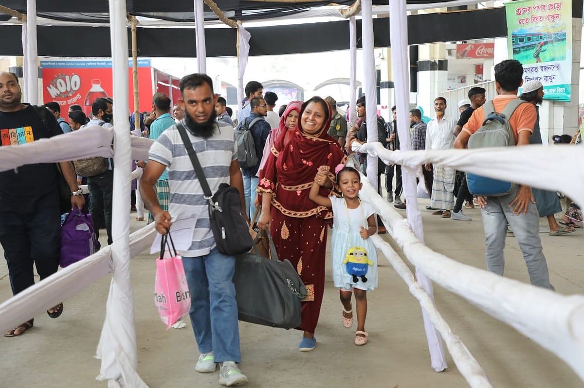 পরিবার নিয়ে ঈদ উদ্‌যাপনে বাড়ি যাচ্ছেন তাঁরা। 