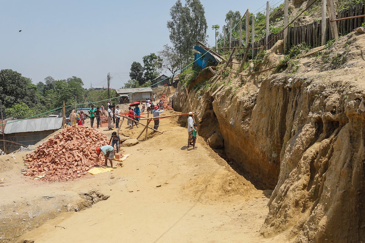 পাহাড় কেটে তৈরি করা হচ্ছে সড়ক