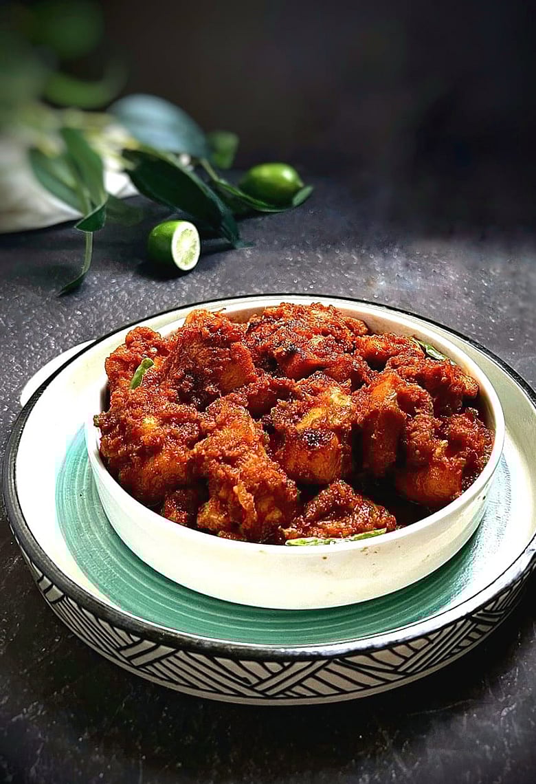 দাওয়াতে স্বাদ বদলের জন্য টক-ঝাল-মিষ্টি 
ইন্দোনেশিয়ান চিকেন রেন্ডাং