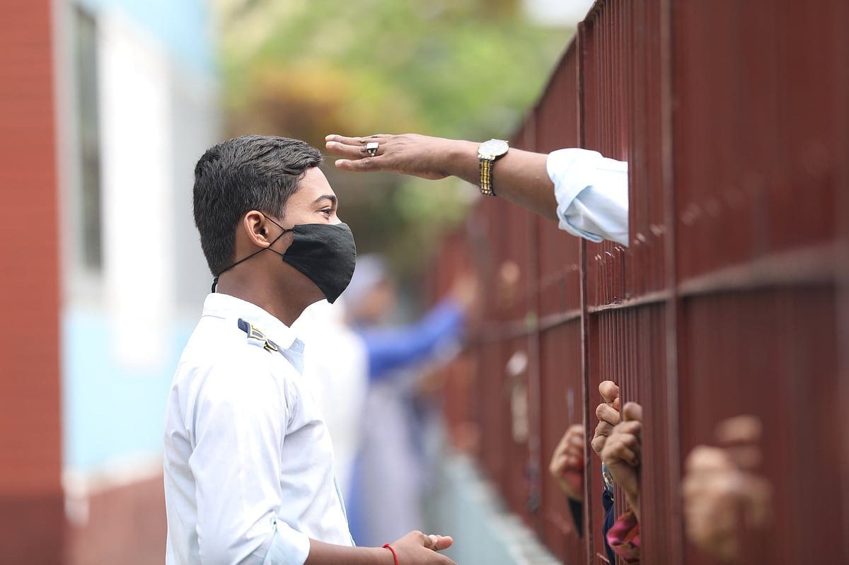 এইচএসসির পরীক্ষাকেন্দ্রে নিয়ে নির্দেশনার চিঠি স্থগিত