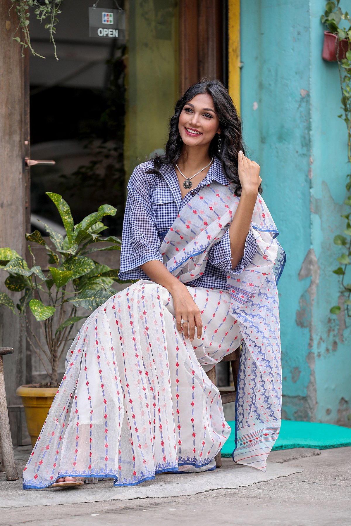 মডেল: শিরিন শিলা, শাড়ি: বেগম বাহার, টপ: যাত্রা, গয়না: কনক, সাজ: পিয়া’স বিউটি এসেনশিয়াল, ছবি: সুমন ইউসুফ