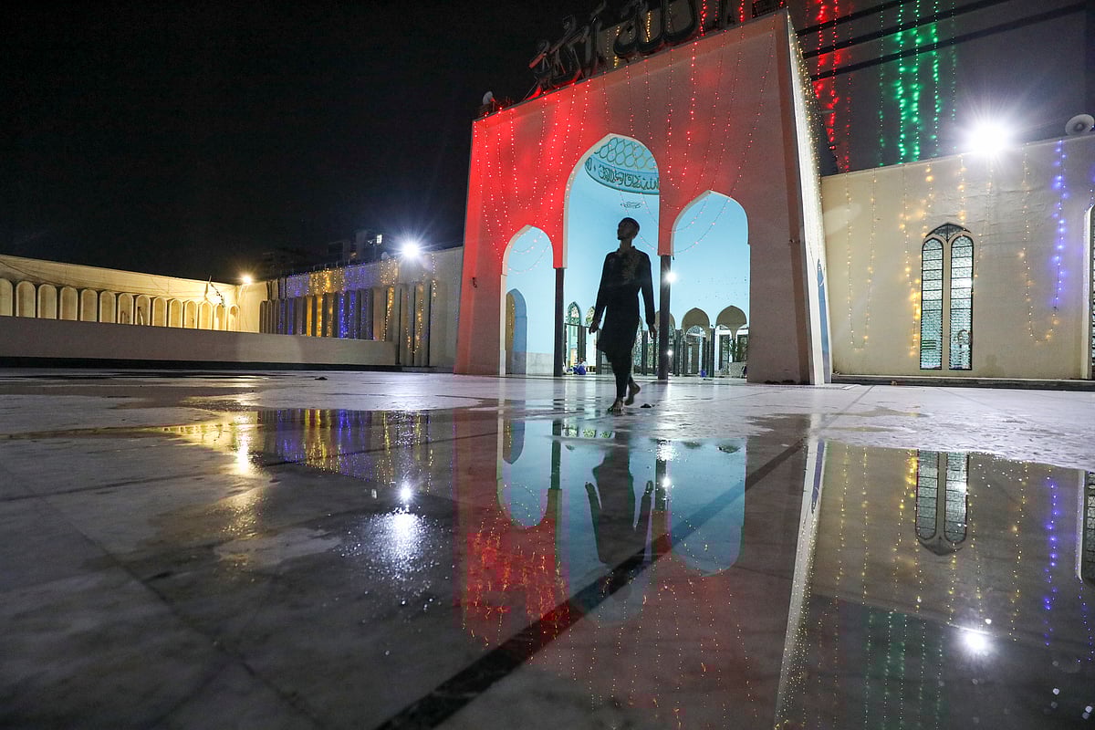 বায়তুল মোকাররম জাতীয় মসজিদ সাজানো হয়েছে রঙিন আলোকসজ্জায়।