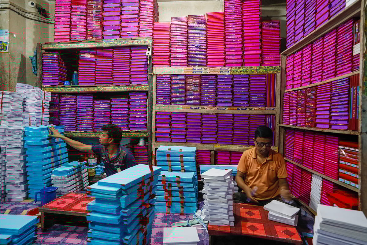 সাদা, লাল, সবুজ ও নীল বিভিন্ন রঙের হালখাতা তৈরি করছেন শ্রমিকেরা