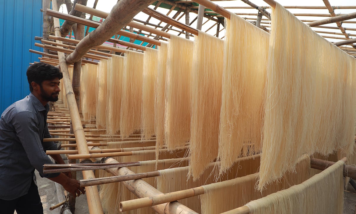 রোদে শুকানো হচ্ছে সেমাই। 