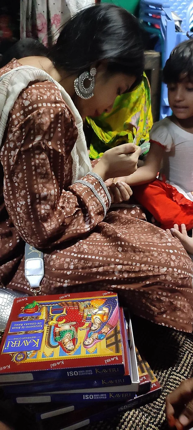 চাঁদরাতে সুবিধাবঞ্চিত শিশুদের মেহেদি পরাচ্ছেন