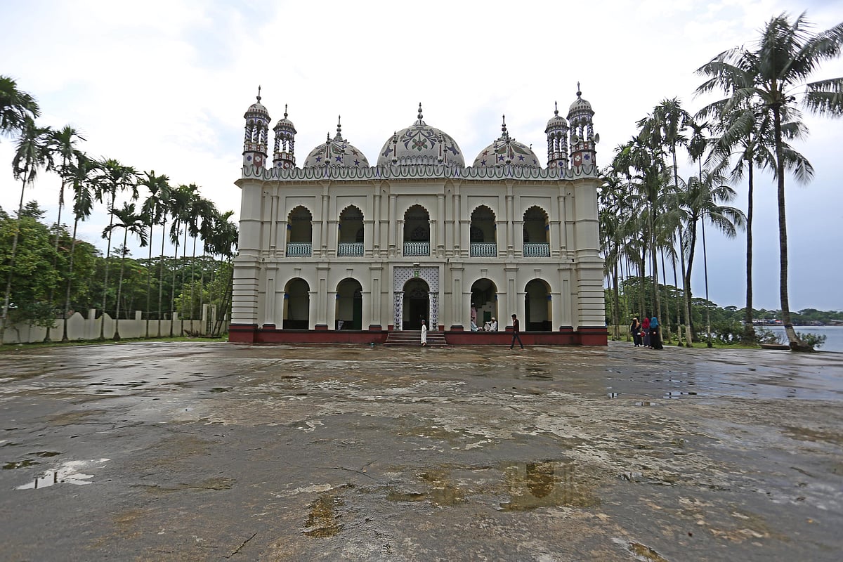 পাগলা বড় জামে মসজিদের সামনের অংশ।