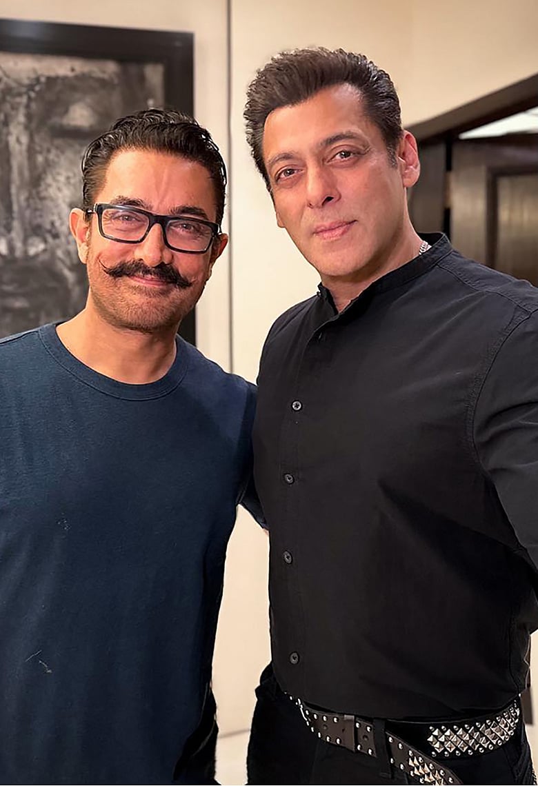 একসঙ্গে ভক্তদের ঈদ শুভেচ্ছা জানালেন বলিউডের দুই খান