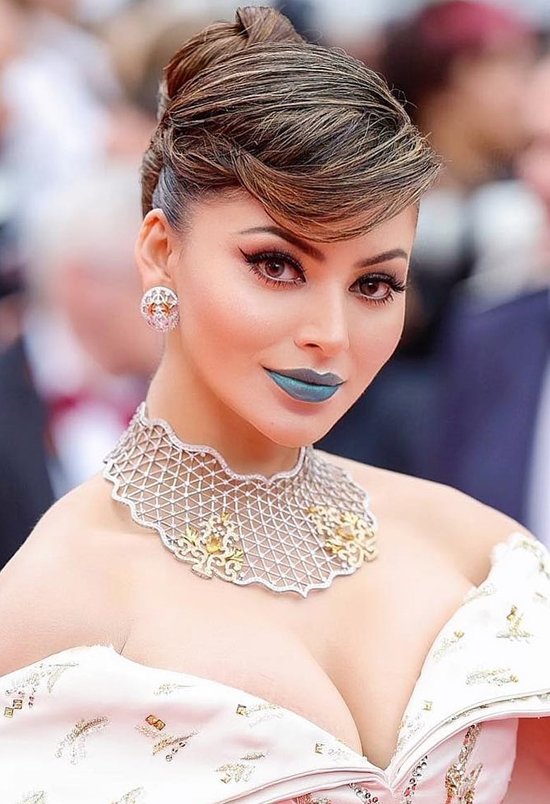 নীল লিপস্টিক মেখে সমালোচিত উর্বশী রাউতেলা