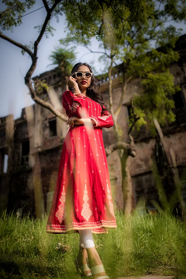 গবেষণায় দেখা গিয়েছে, সাদার পর হলুদ, ধূসর ও লাল রঙের কাপড় শরীর ঠান্ডা রাখে