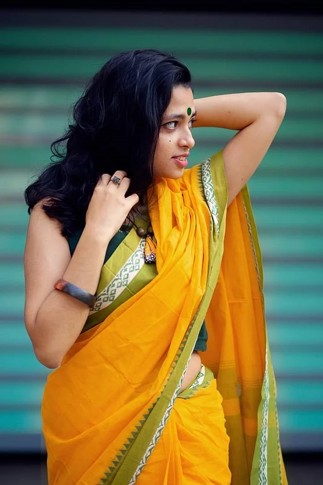 বাঁধা যায় না যাকে, সেই নারীকে দূর থেকেই ভালোবাসার কথা বলেছেন রবীন্দ্রনাথ