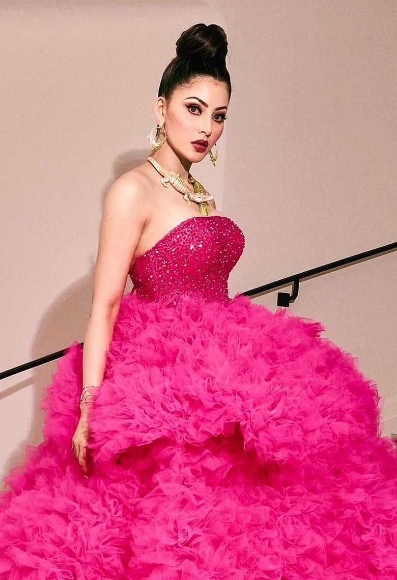 লালগালিচায় উর্বশী রাওতেলার ‘গিরগিটি’ নেকলেস