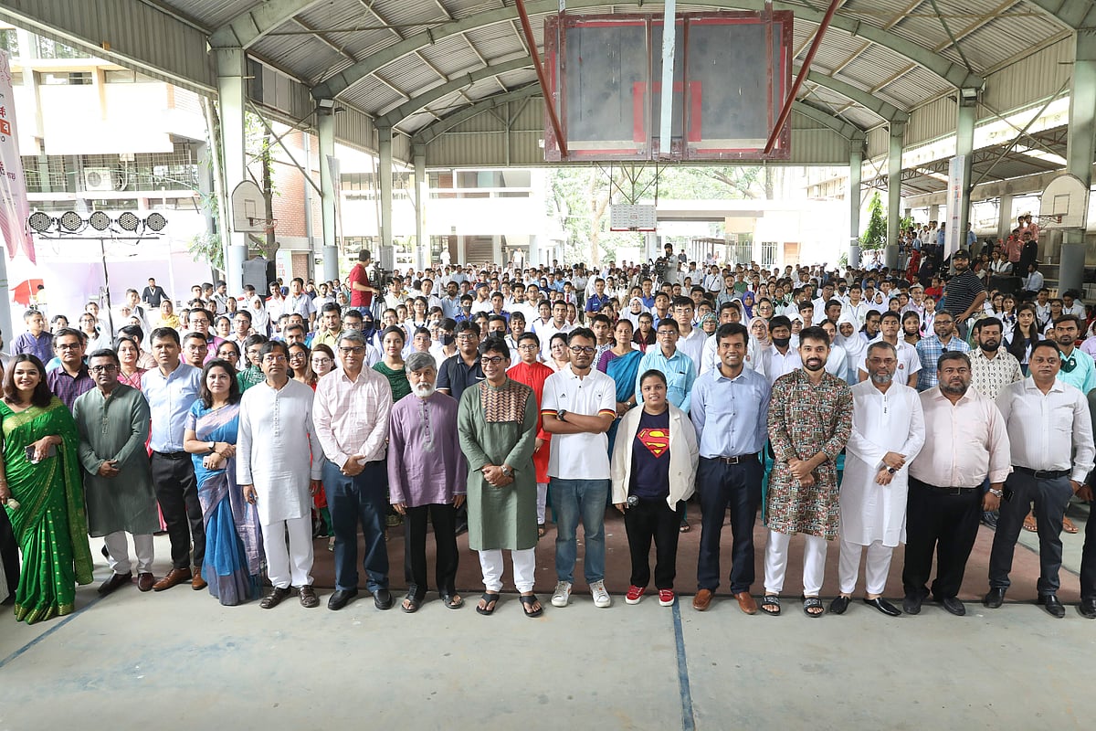 পুষ্টি-প্রথম আলো স্কুল বিতর্ক উৎসবের অতিথিদের সঙ্গে রাজধানীর বিভিন্ন স্কুলের প্রধান শিক্ষক, মডারেটর ও বিতার্কিকেরা।