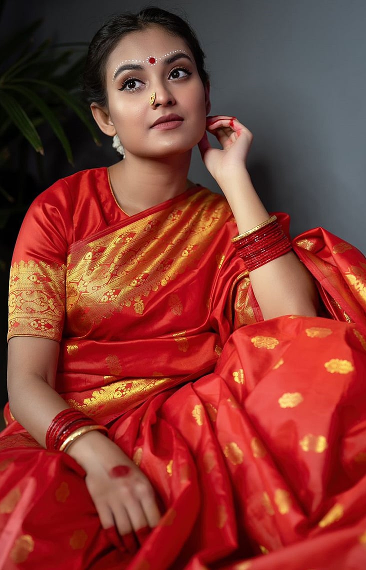 ঈদের পরেই বিয়ে: রোদ-বৃষ্টির দিনে লাল শাড়ির সাজ