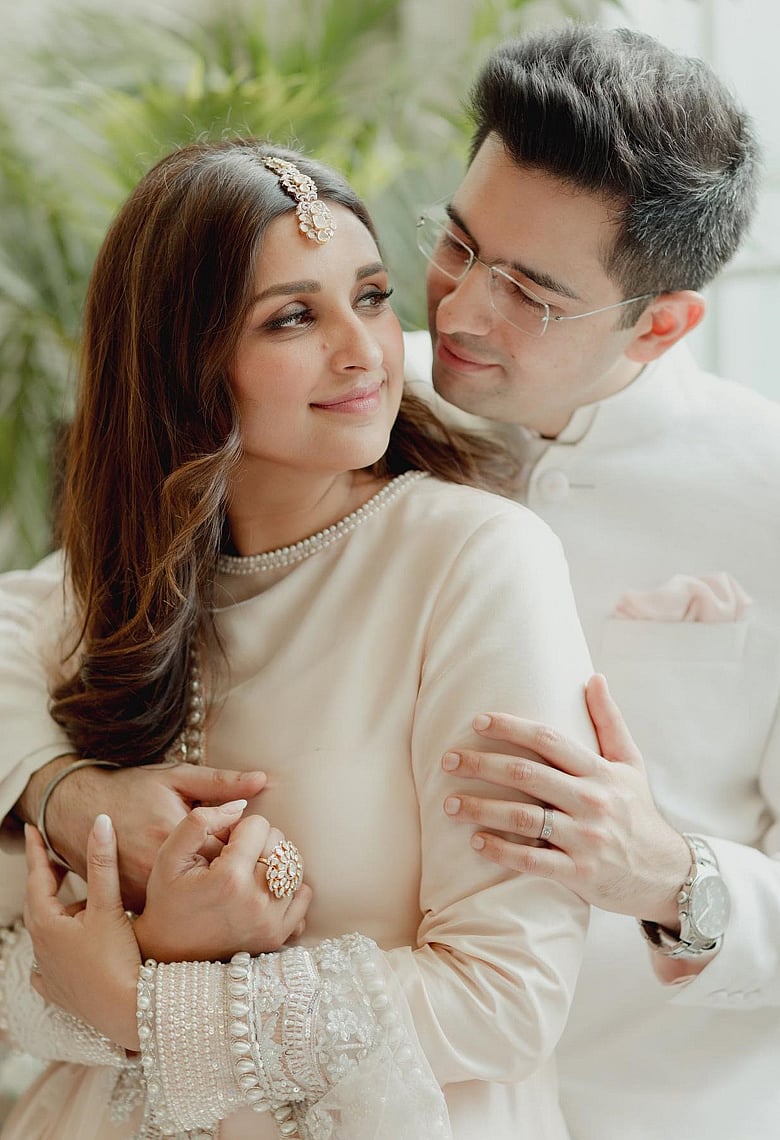 বাগদানে পরিণীতির সাজপোশাক