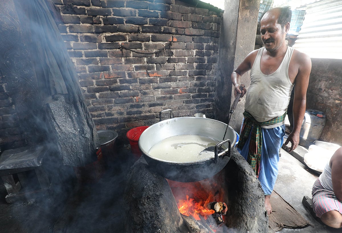 জ্বলন্ত উনুনে তৈরি হচ্ছে দুধের ছানা