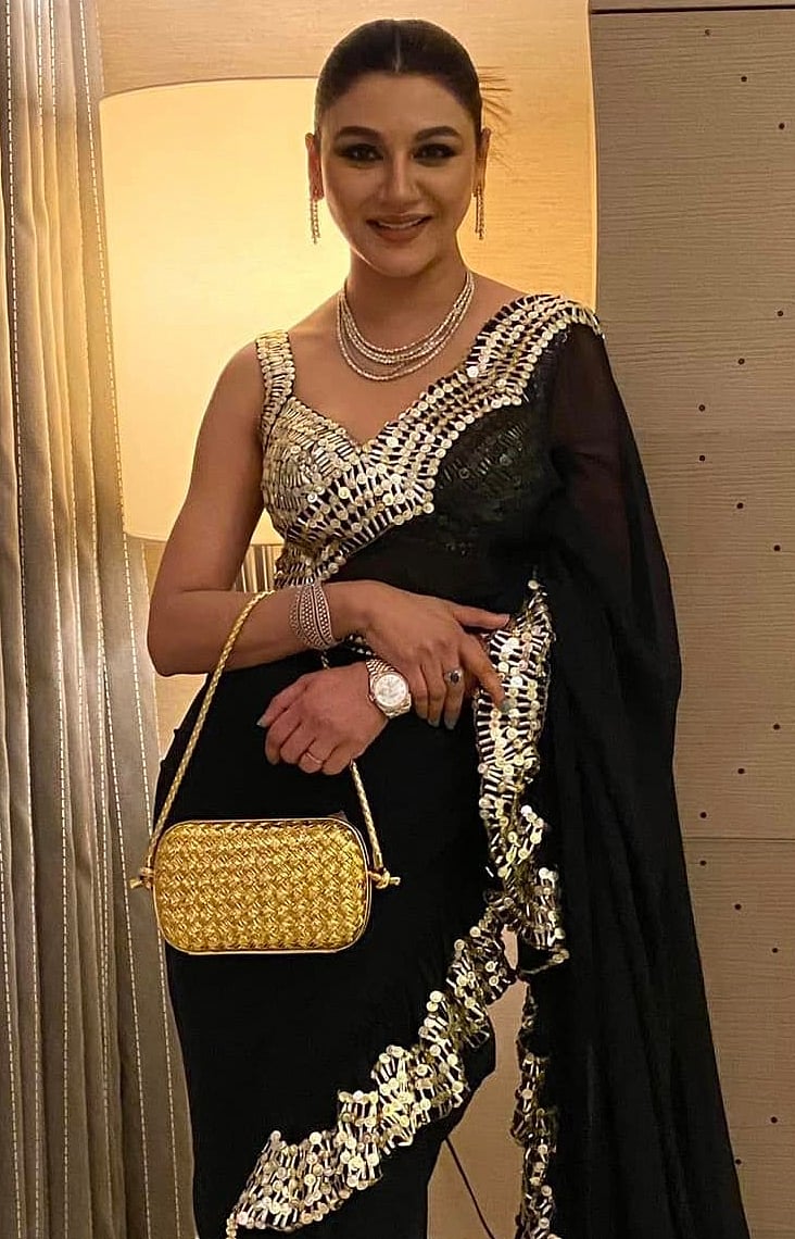 আইফা অ্যাওয়ার্ডস অনুষ্ঠানে জমকালো সাজপোশাকে জয়া