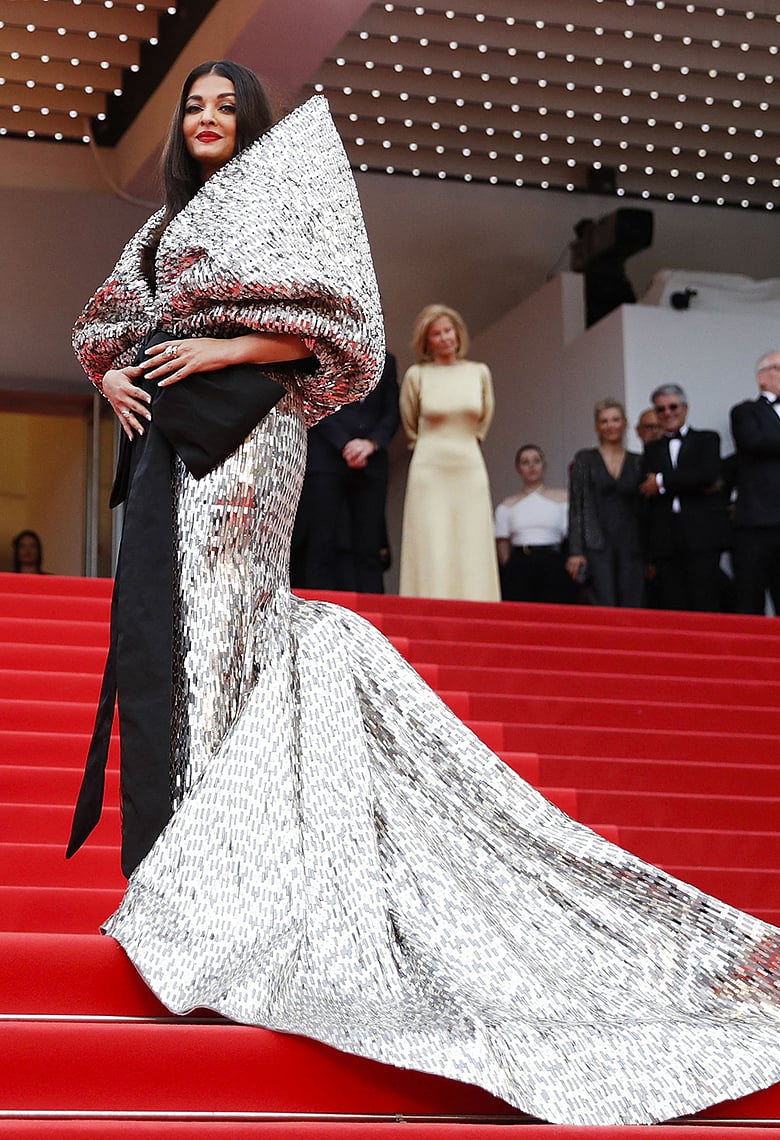 অ্যালুমিনিয়ামের হুড তোলা গাউনে ঐশ্বরিয়া