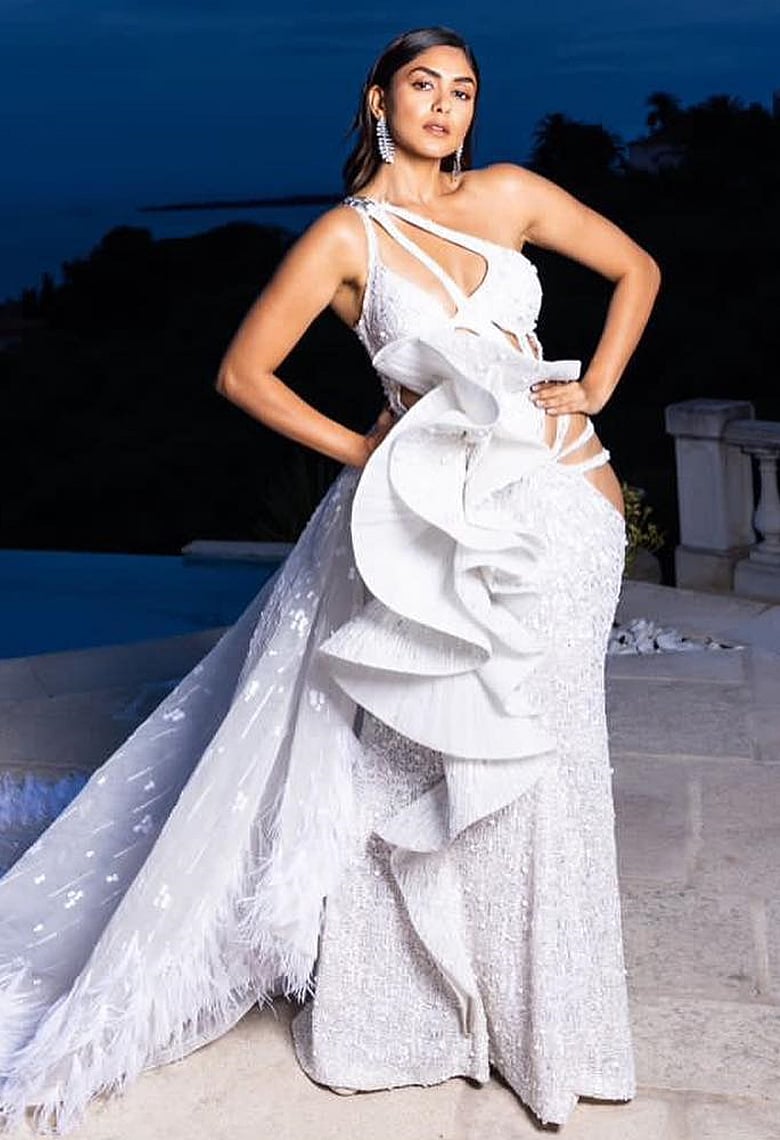 শুভ্র বসনে কানে অনন্য ম্রুণাল ঠাকুর