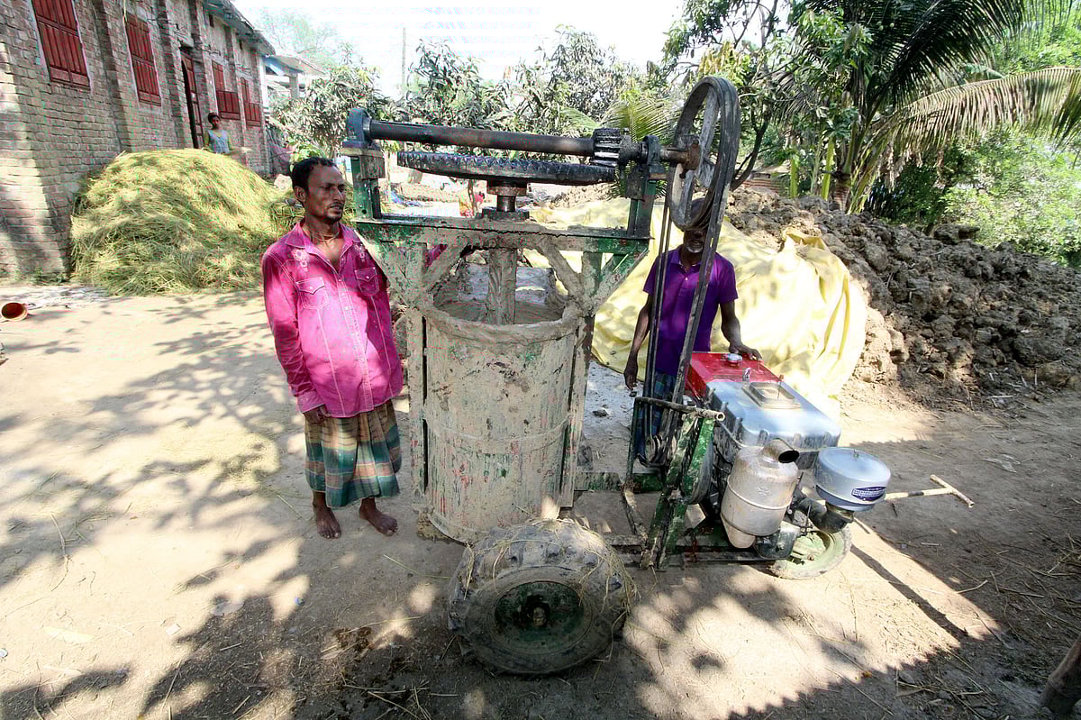 আধুনিক যন্ত্র দিয়ে এখন বানানো হয় টব তৈরির মূল উপকরণ কাদা। এক ঘণ্টায় এ জন্য গুনতে হয় ৮০০ টাকা