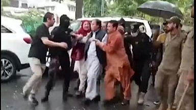 ছবি: জিও টিভির রিপোর্টার মর্তুজা আলী শাহের টুইটার অ্যাকাউন্টে পোস্ট করাা ভিডিও থেকে