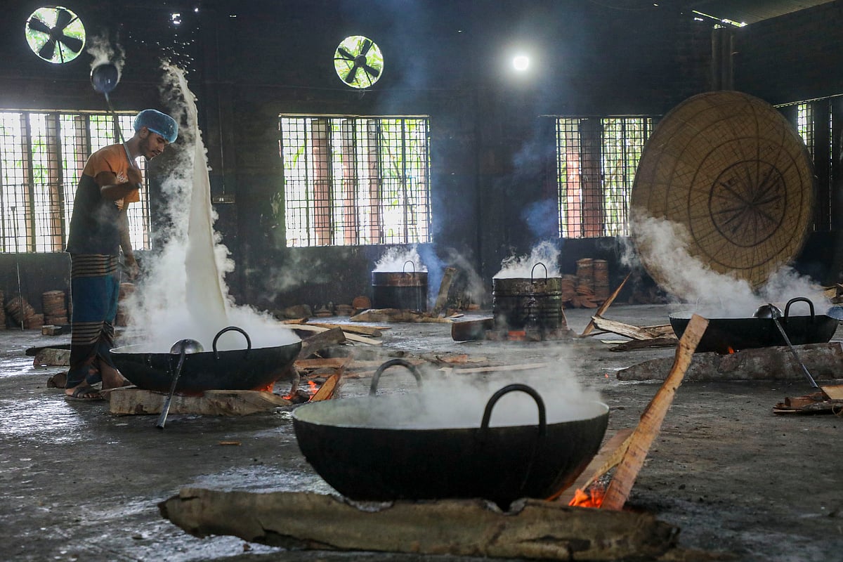 প্রতি কড়াইতে তিন থেকে চার মণ দুধ গরম করা হচ্ছে। বাঘোপাড়া এলাকার এ কারখানায় সাধারণ দিনে প্রায় ১৫ থেকে ১৮ মণ দই তৈরি করা হয়