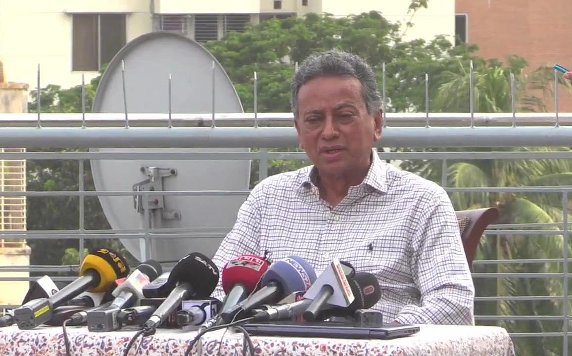বিএনপি নেতা আমীর খসরু মাহমুদ চৌধুরী আজ বিকেলে তাঁর বনানীর বাসভবনে প্রস্তাবিত বাজেট নিয়ে সাংবাদিকদের কাছে তাৎক্ষণিক প্রতিক্রিয়া দেন।
