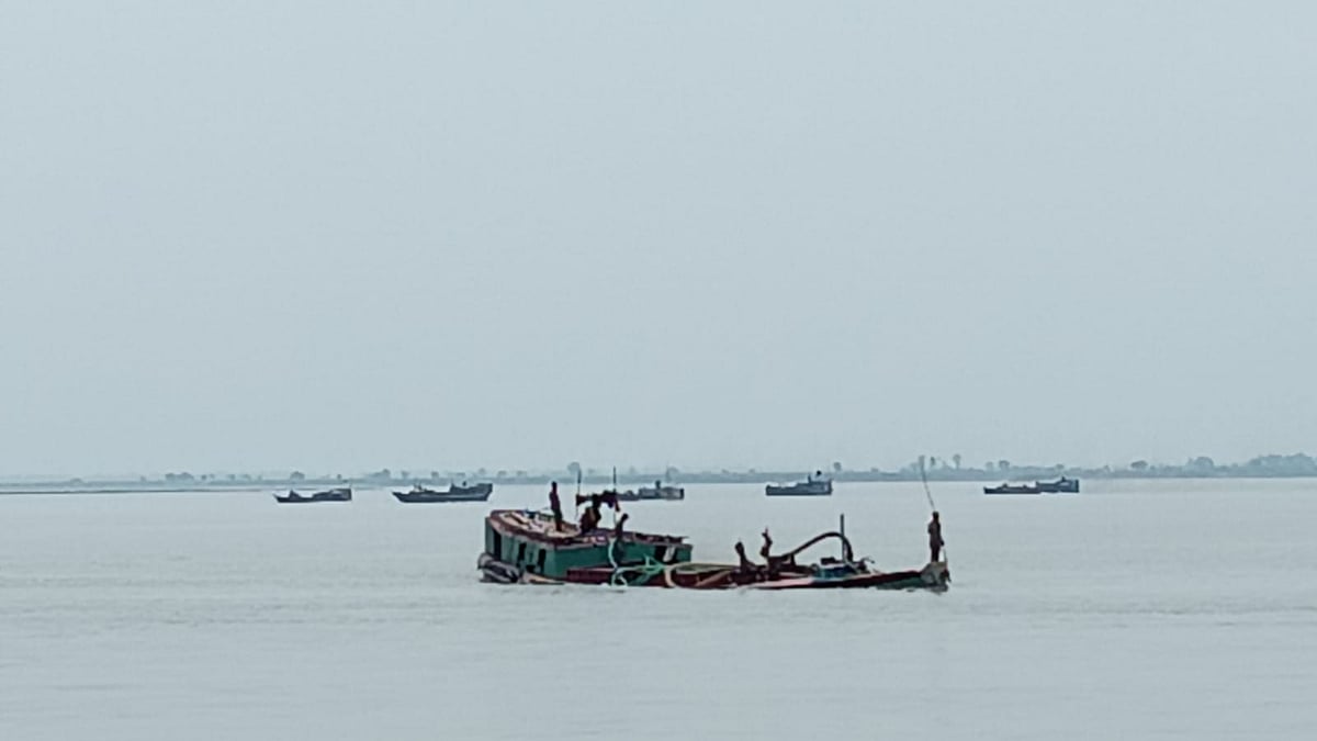 ‘কিসের কী, বালুওলারা বোলগেট (বাল্কহেড) দিয়ে জমি খায়া ফেলাইল। কত মিছিল-মিটিং কইরলেম। যামরা বালু তোলে, তামরায় তো মেম্বর-চেয়ারম্যান-এমপি।’