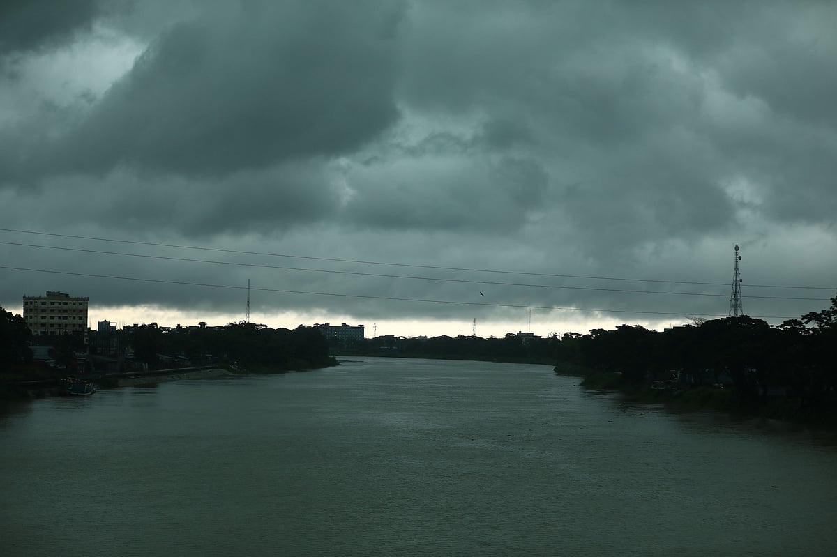 ভারী বৃষ্টিতে সিলেটের সুরমা নদীর পানি বেড়েছে। মাছিমপুর, সিলেট