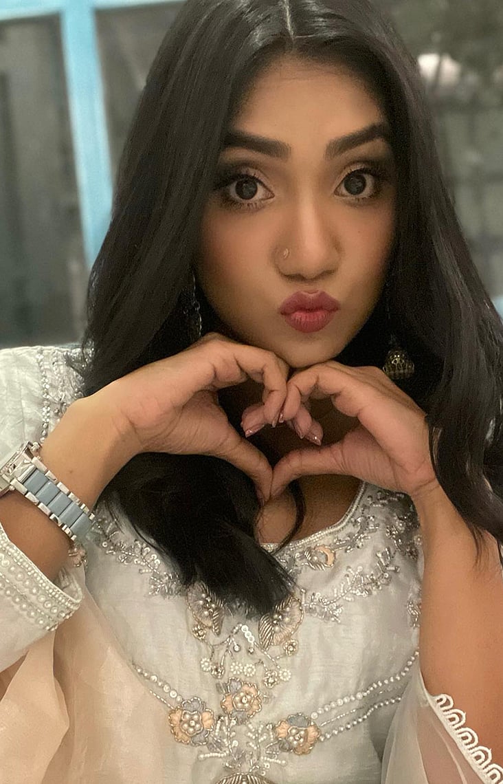 সাদায় স্নিগ্ধ সুনেহরা