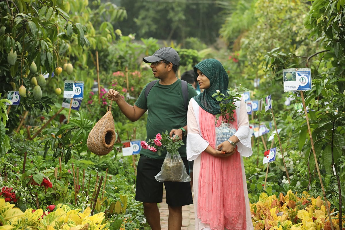 বৃক্ষমেলায় এসে পছন্দের গাছ ও বাবুই পাখির কৃত্রিম বাসা কিনেছেন এই দুজন
