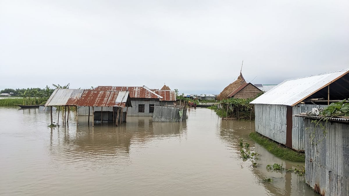 বন্যার পানি বাড়িঘরে ওঠায় ঘর ছেড়েছেন লোকজন। খেওয়ার আলগার চর, সদর উপজেলা, ২১ জুন। 